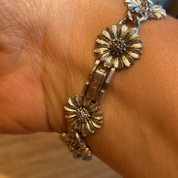 “Daisy Chain” Tennis Bracelet - Picture 4 of 5